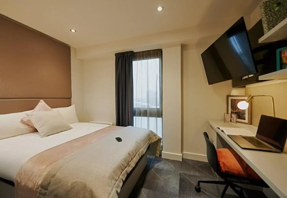Bed desk laptop and TV bedroom study area at aparto Glasgow West End in Glasgow Student Accommodation