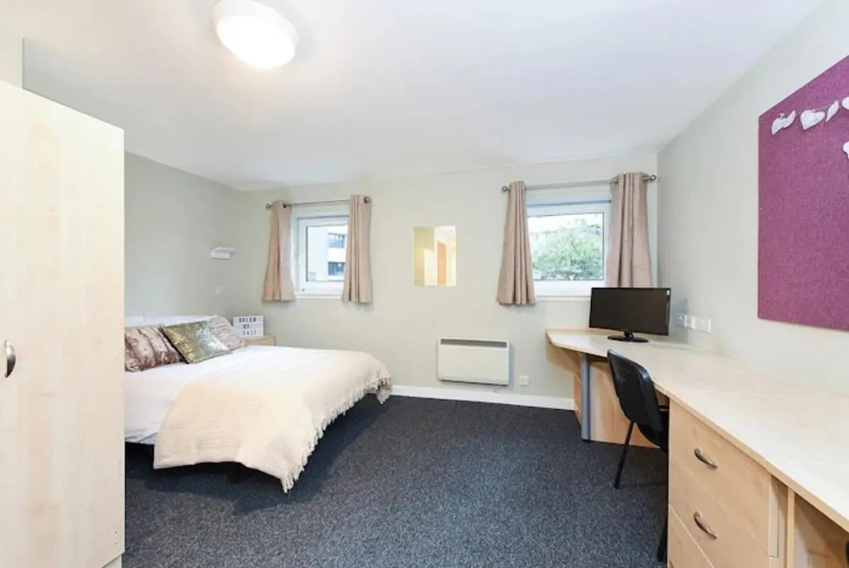 Bed desk computer and bulletin board bedroom at Mealmarket Exchange in Aberdeen Student Accommodation