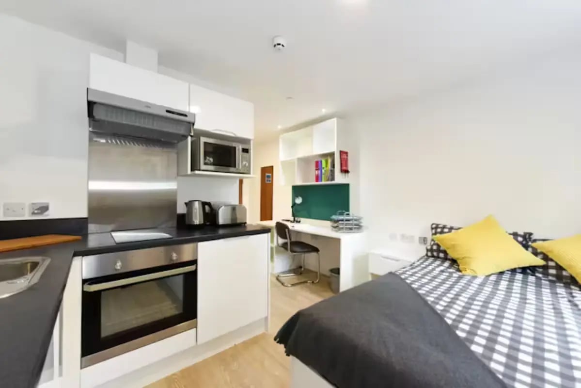 Kitchen hob oven microwave desk bed living room at Vincent Place in Southampton Student Accommodation