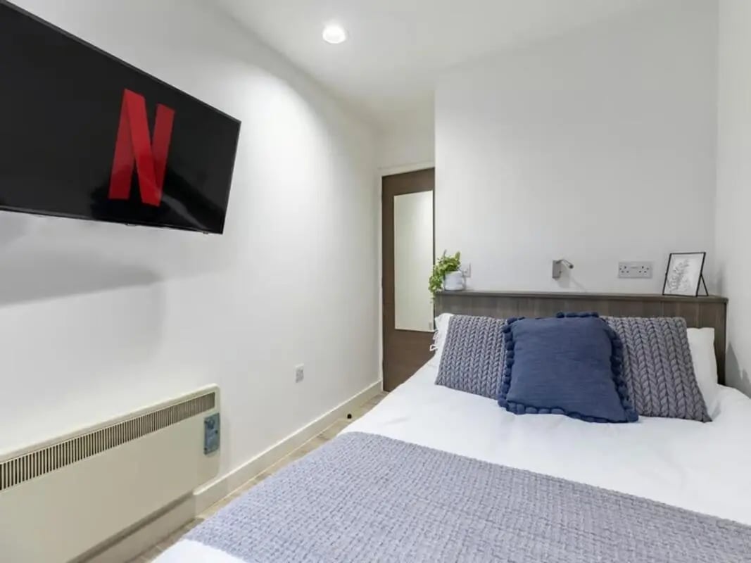 Bed with Netflix TV and radiator bedroom at Centre Gate in Bristol Student Accommodation