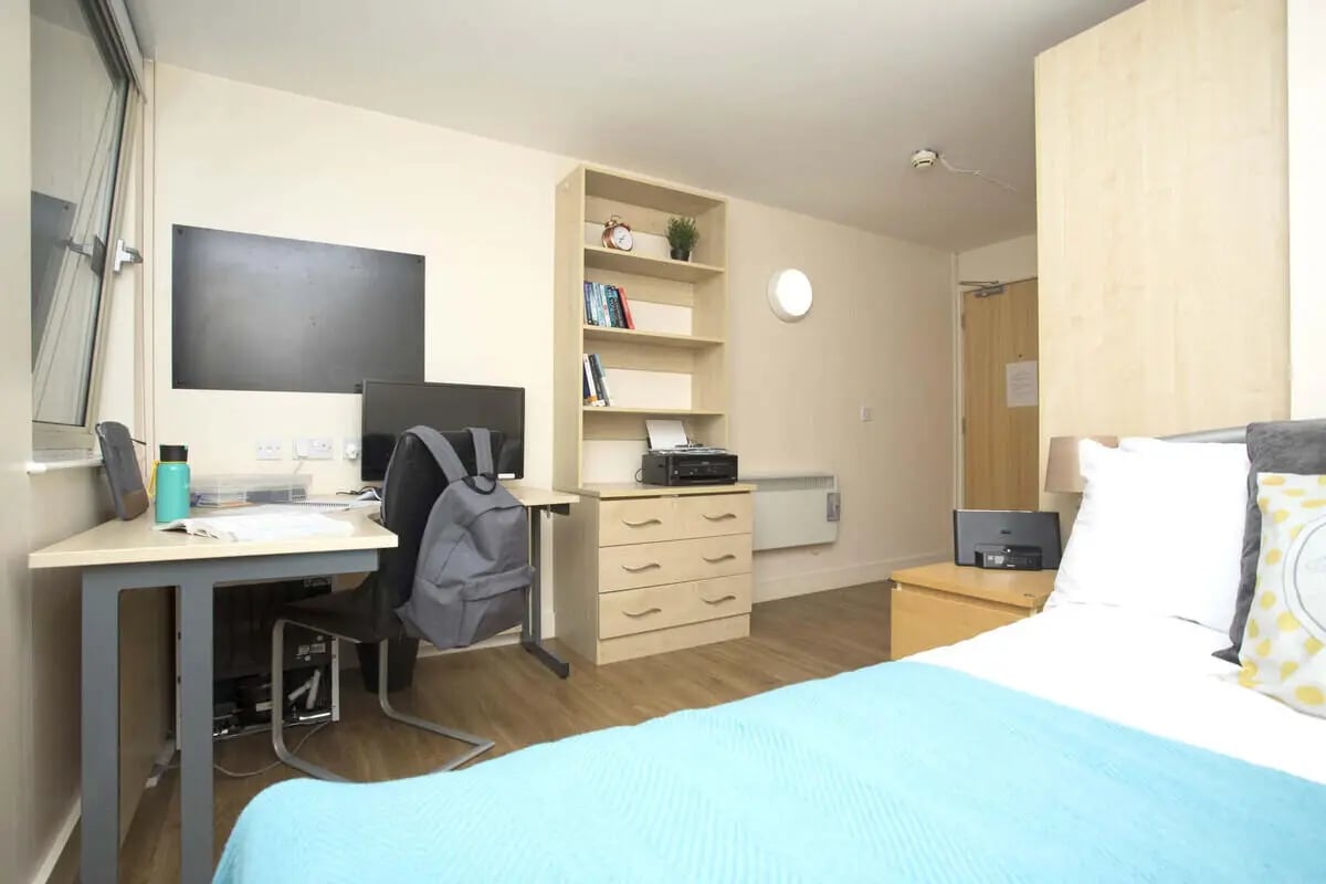 Desk monitor backpack printer bed. Bedroom at Daisybank Villas in Manchester Student Accommodation