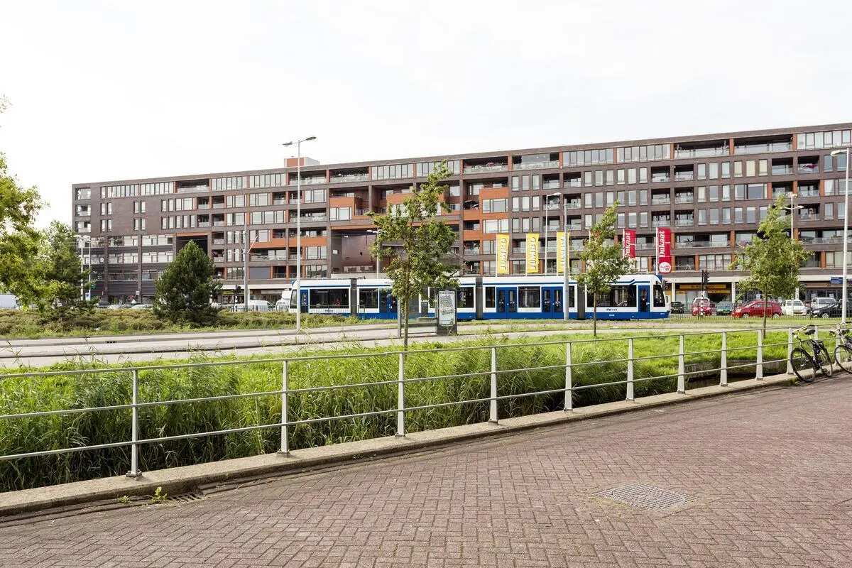 Spacious double bedroom in De Aker