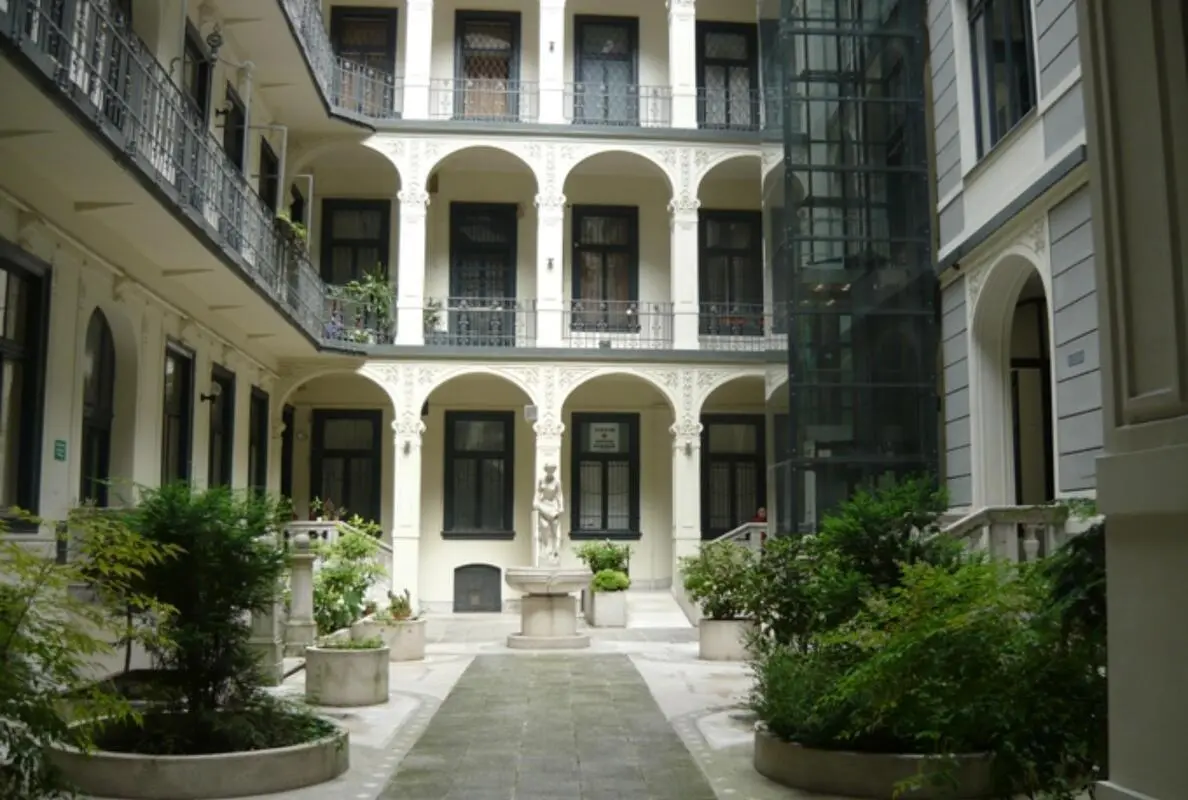 Cozy 1-bedroom apartment near Arany János Street metro station