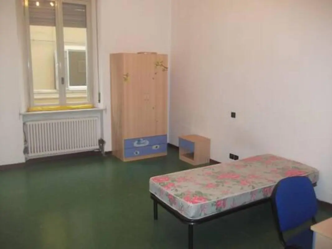 Single Bedroom in a 4 bedroom apartment in Parma