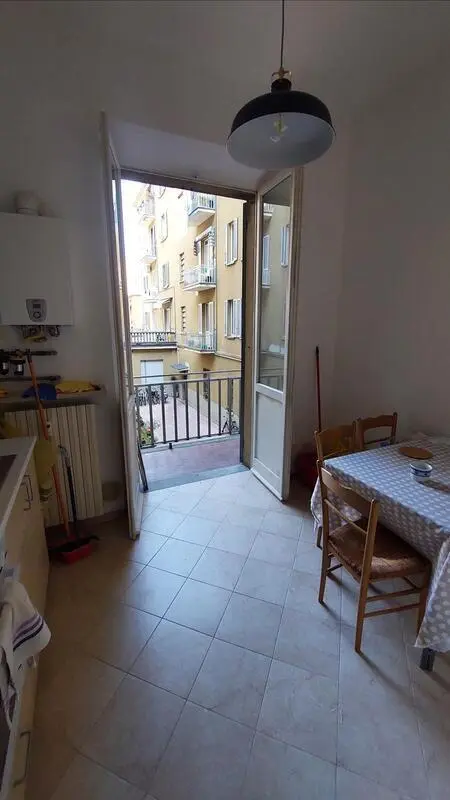 Single in single bedroom in 3-bedroom apartment