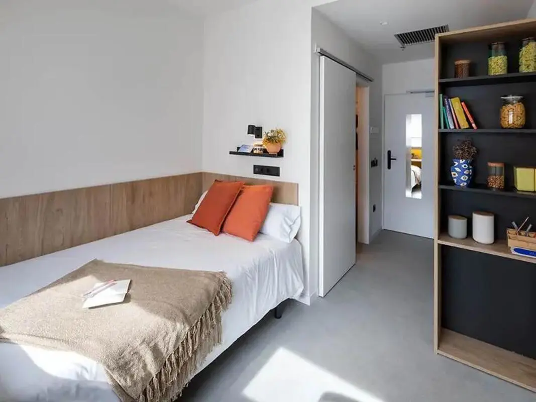 Welcoming single ensuite bedroom near Parque de los Bermejales