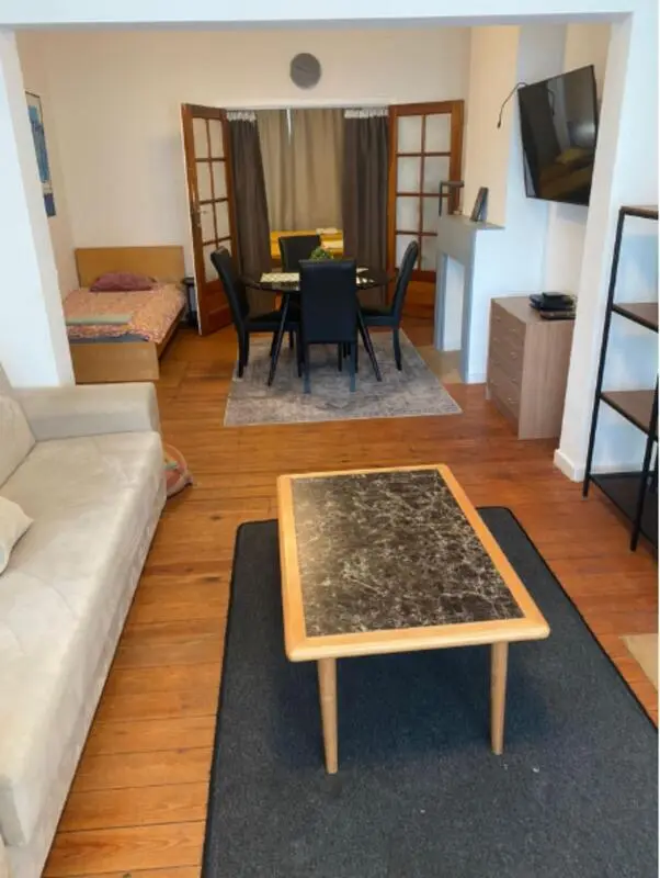 Welcoming 2 Bedroom Apartment with a Balcony close to Muzenpark