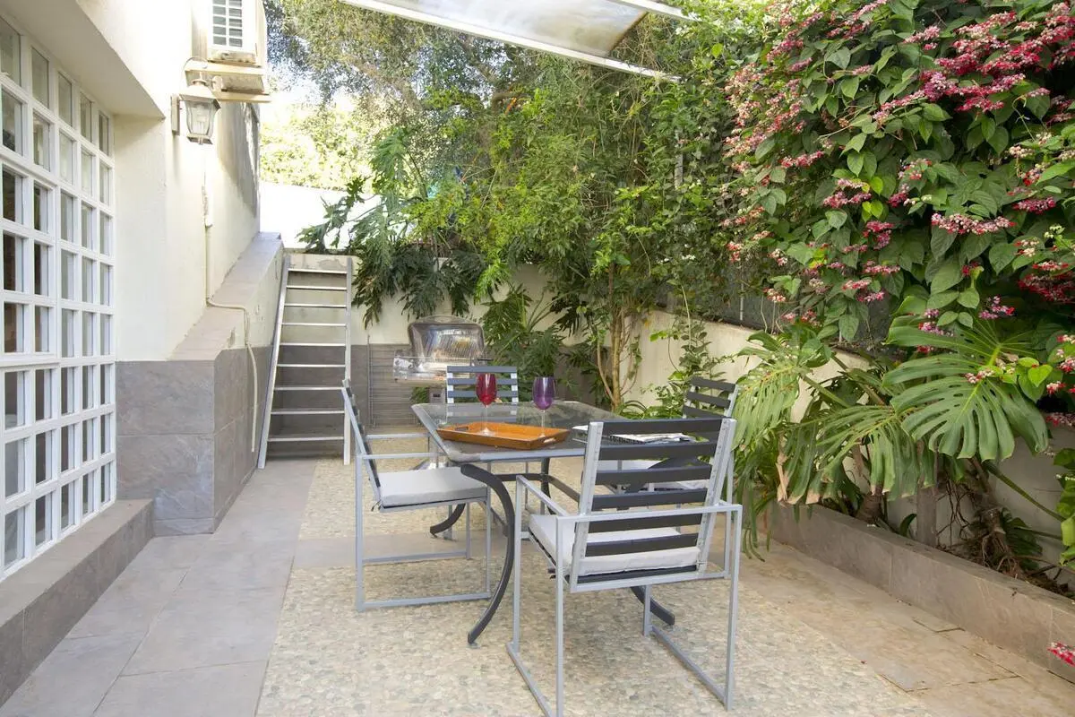 Nice studio in a big property with a separate entrance, private terrace, and access to the pool