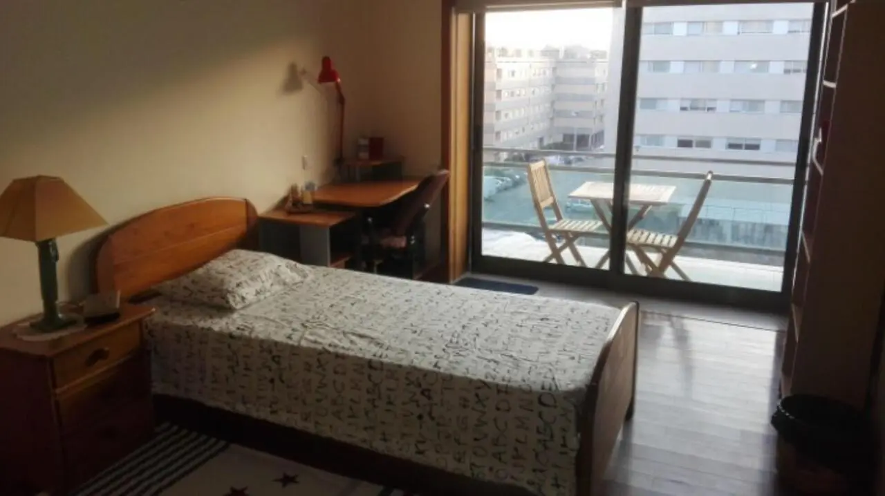Comfortable Single Bedroom with a balcony in a 3-bedroom apartment close to Universidade do Minho
