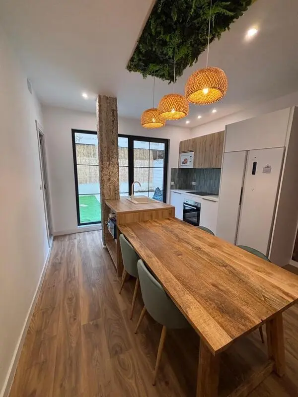 Comfortable double bedroom in recently renovated apartment with spacious outdoor area in central Zaragoza