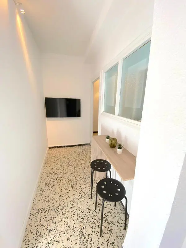 Premium sunny room near center with double bed, WIFI and TV for students