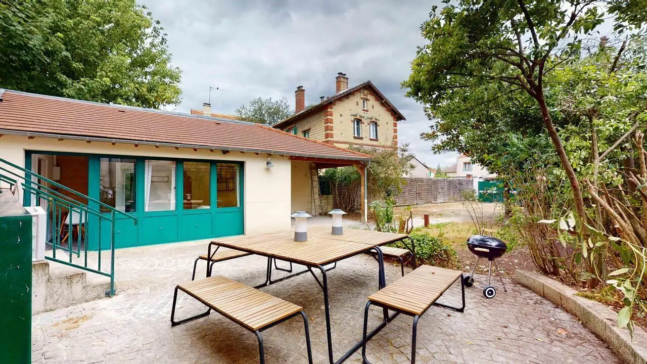 Ample double ensuite bedroom near Jardin de la Côte
