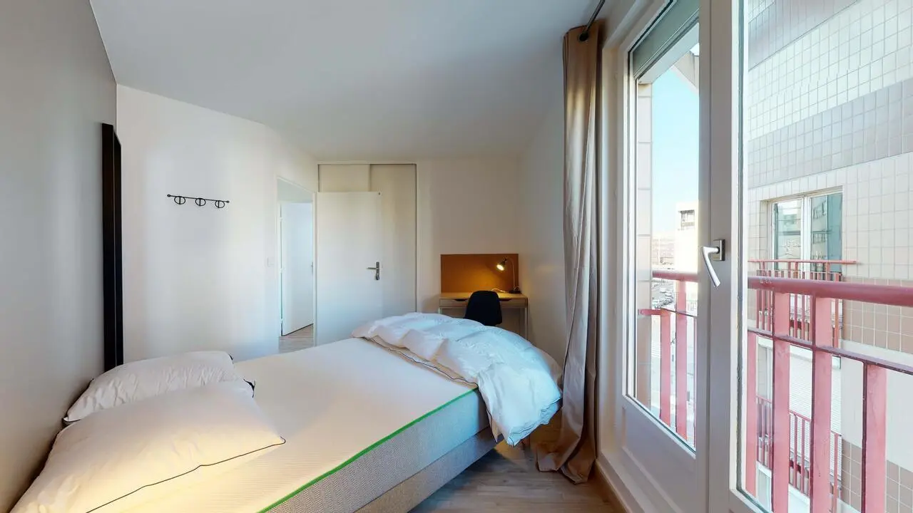 Pleasant double bedroom in Montigny-le-Bretonneux