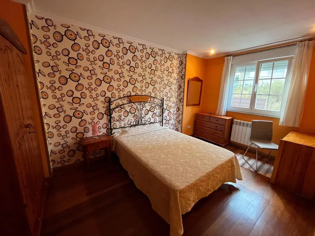 Inviting single bedroom near Facultade de Veterinária