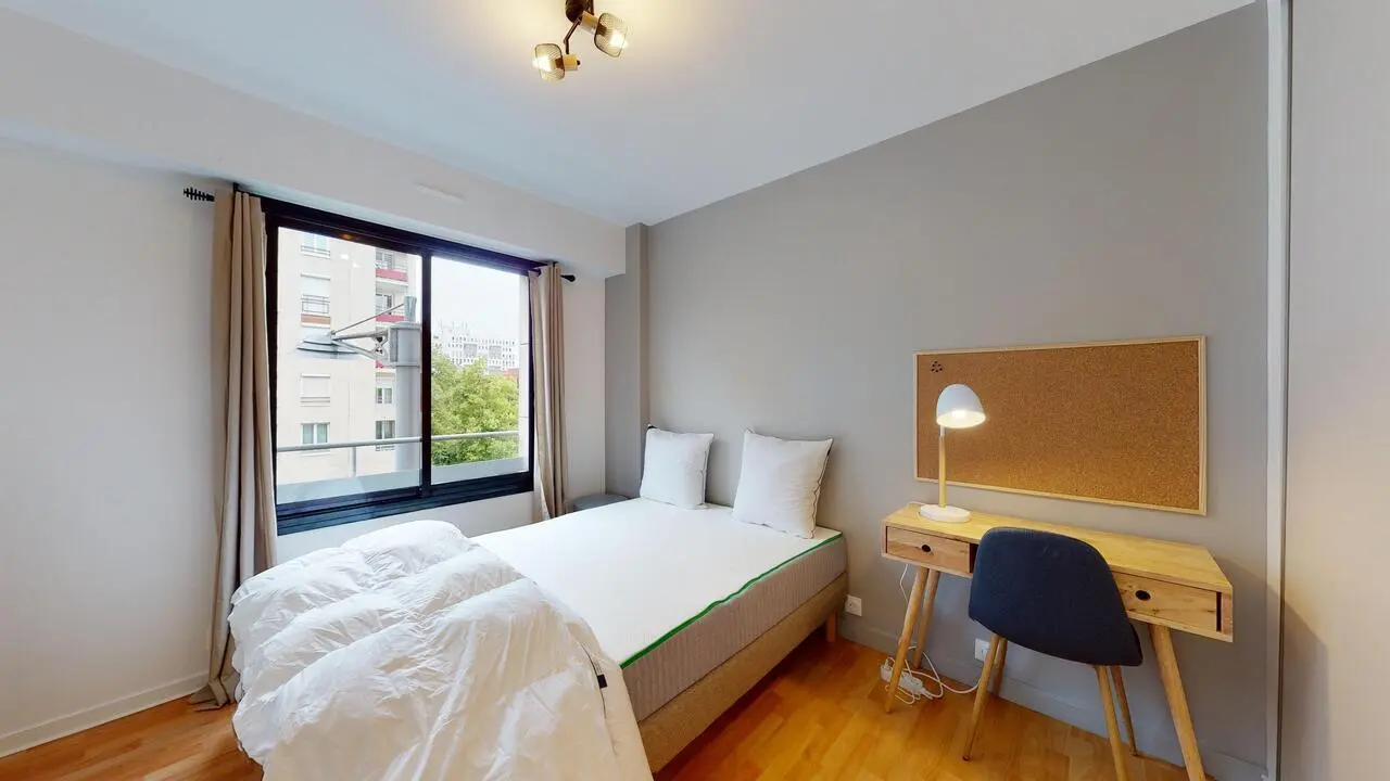 Luminous double bedroom in Montigny-le-Bretonneux