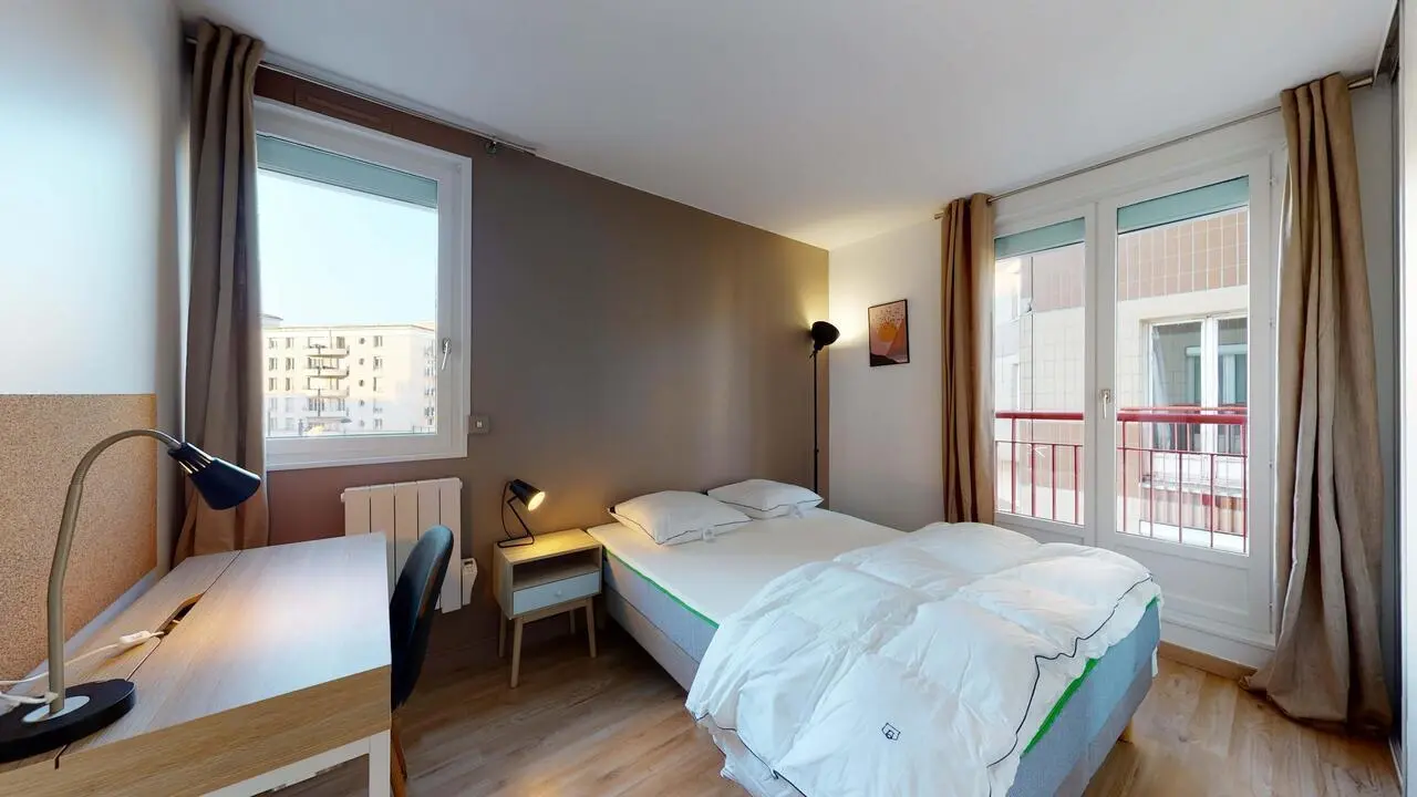 Neat double bedroom in Montigny-le-Bretonneux