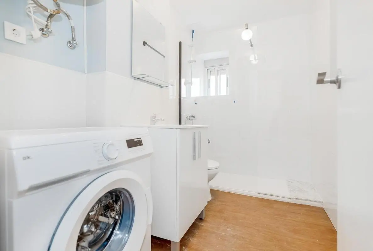 Great looking single bedroom with balcony