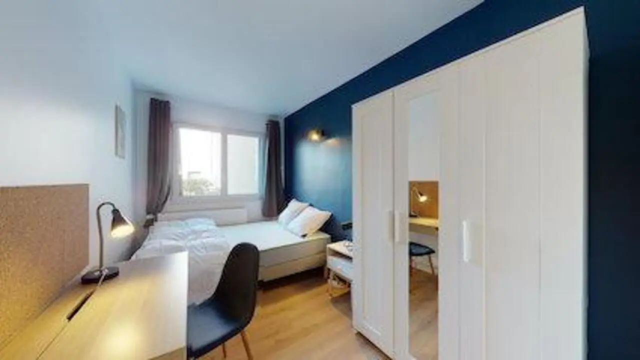 Bright double bedroom near the Saint-Quentin en-Yvelines train station