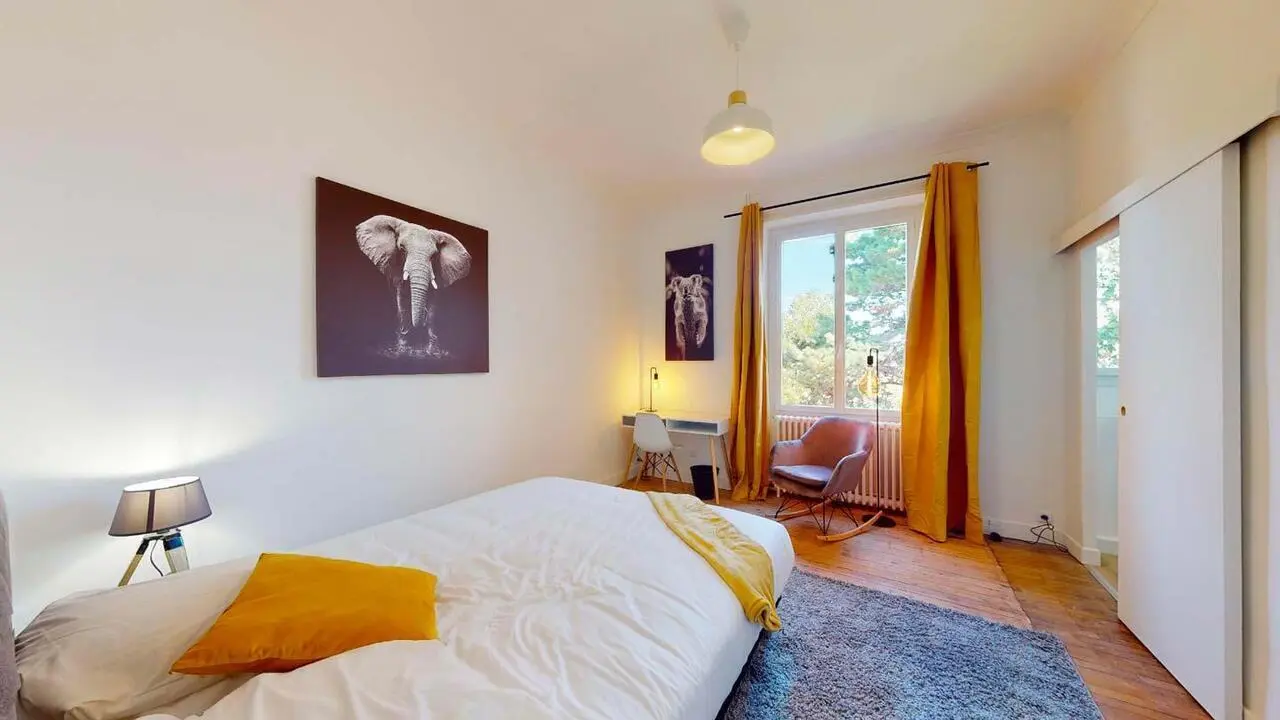 Inviting double ensuite bedroom near Parc de la Gaudinière