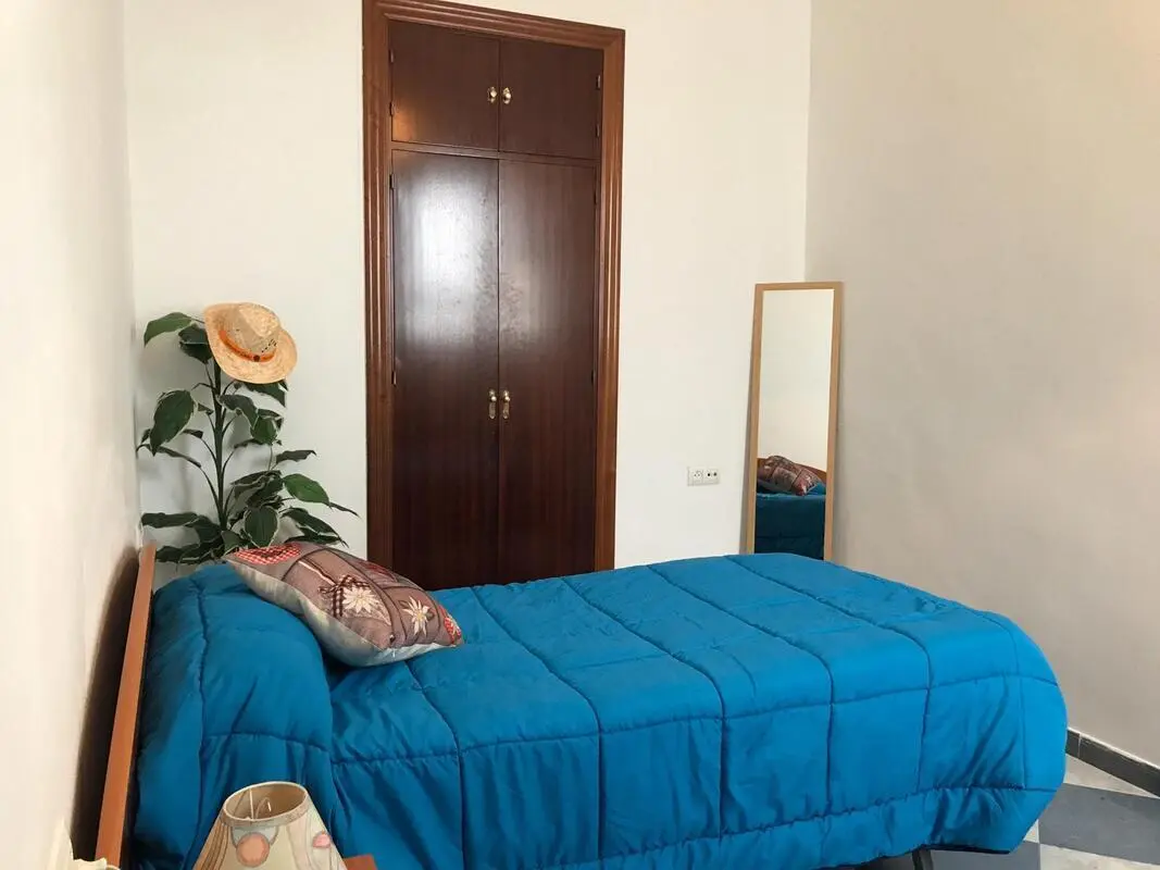 Single bedroom in 3-bedroom house