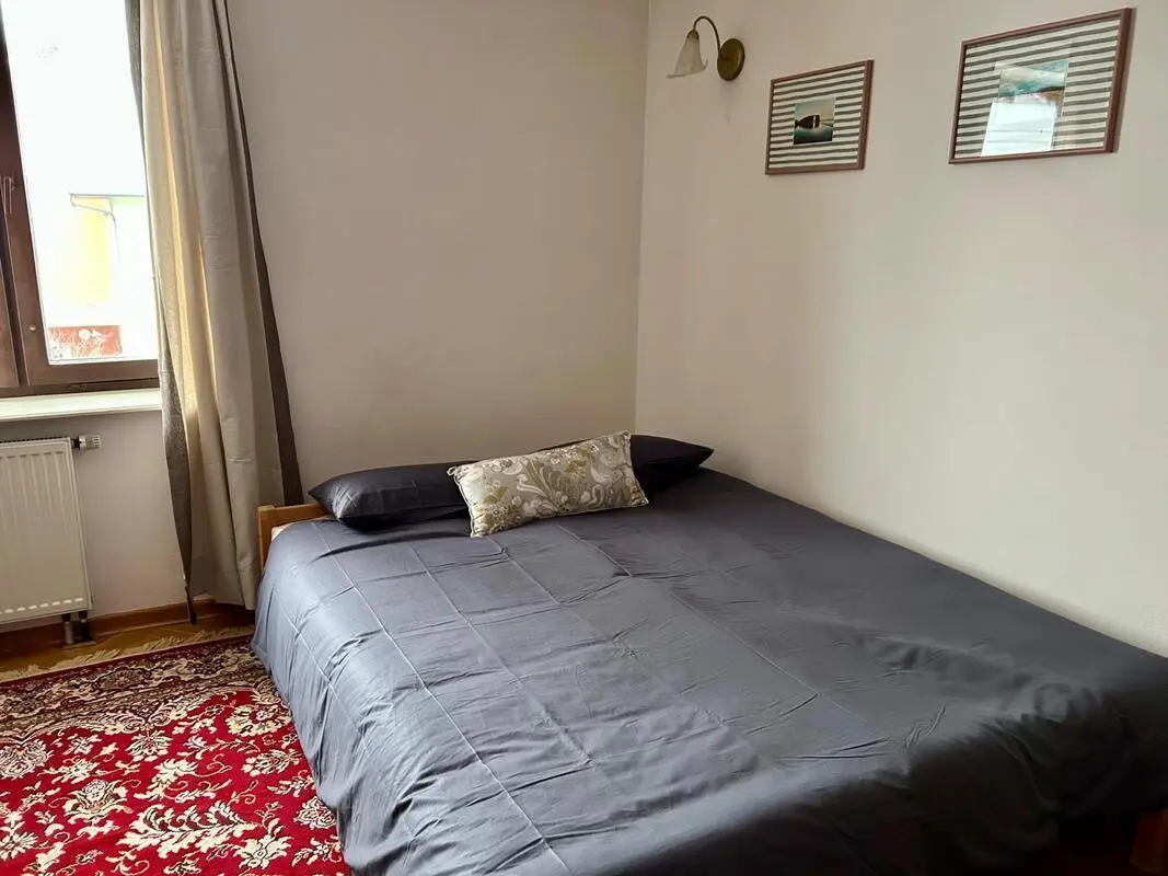 Double bedroom in 5-bedroom house located in a quiet and elegant neighbourhood.