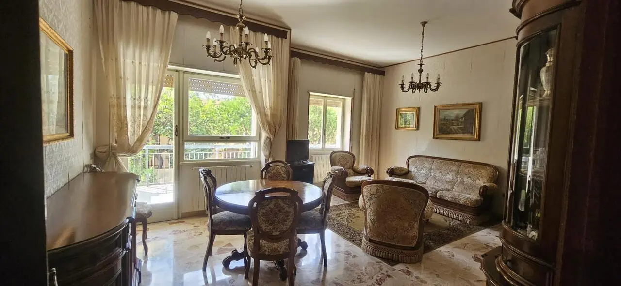 Single bedroom, with balcony, in 4-bedroom apartment