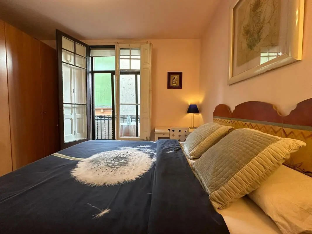 Spacious double bedroom with balcony in Sarrià-Sant Gervasi