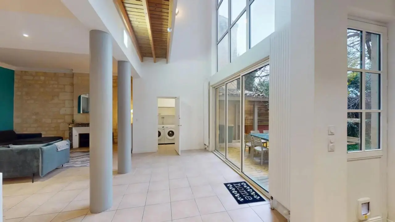 Lovely double bedroom in the St Genès neighbourhood