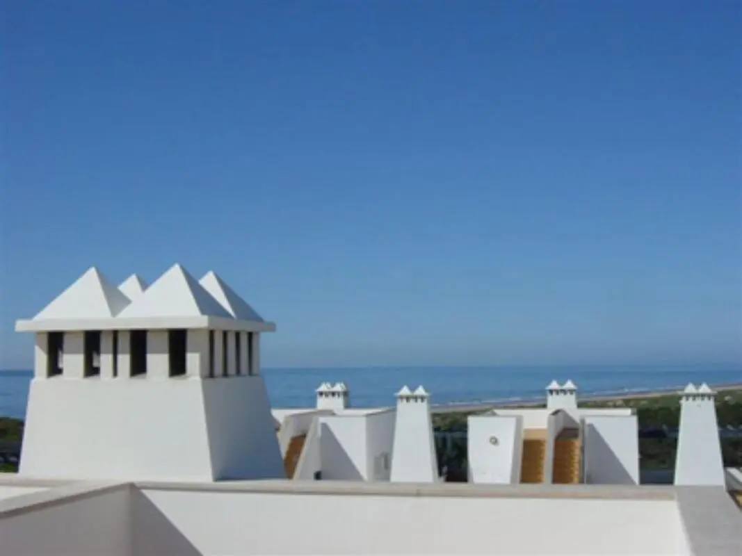 Charming 2-bedroom house in a pinewood resort on the beach