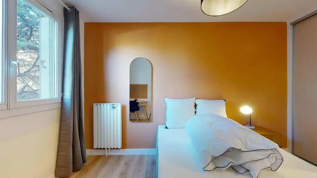 Neat double bedroom in Jas-de-Bouffan