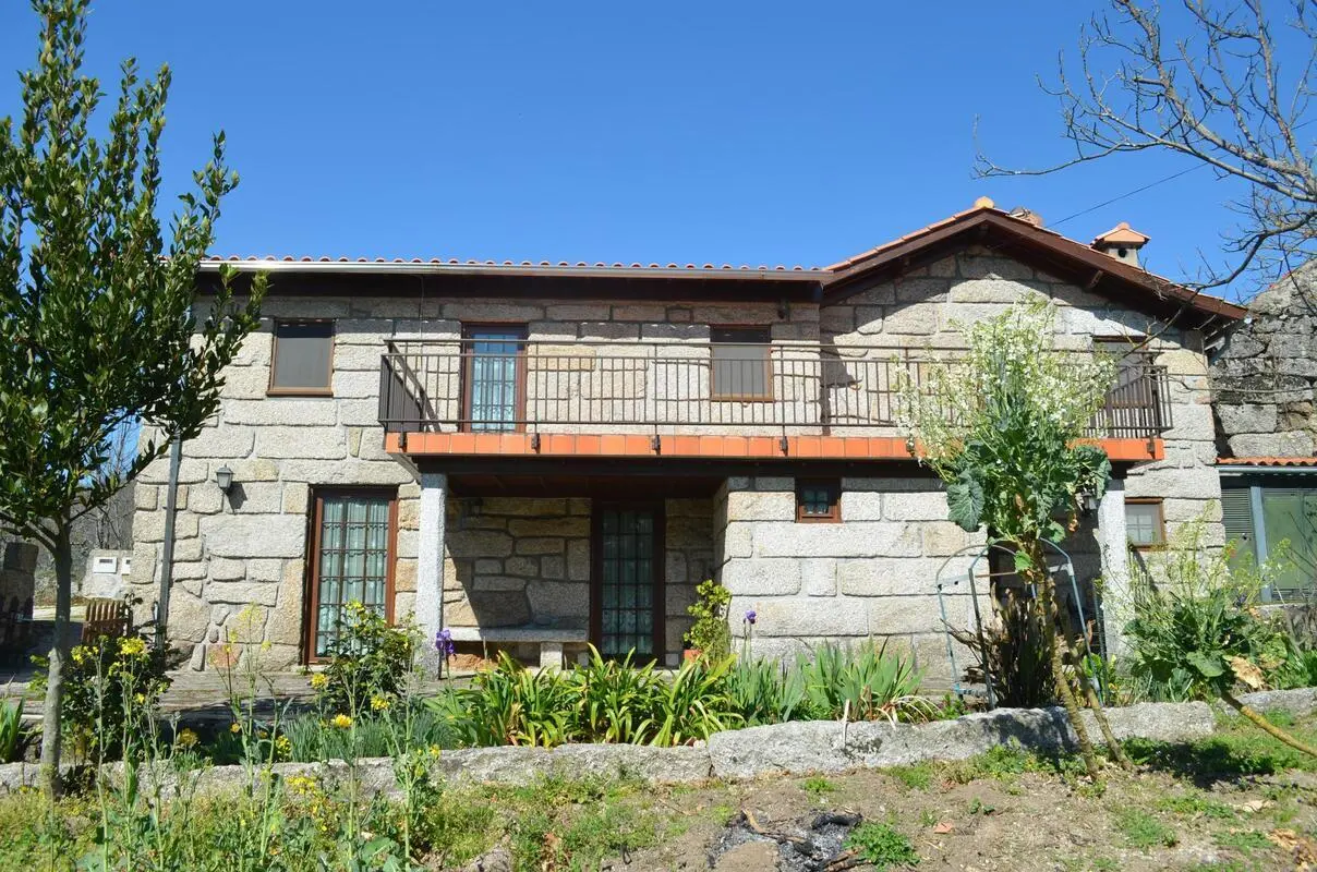 Rustic 2 Bedroom House with a Swimming Pool close to Loivos do Monte