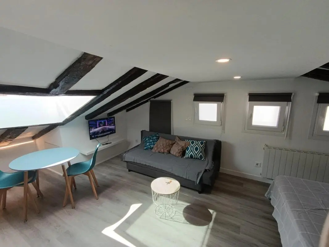 Moderno estudio en buhardilla en Calle San Cosme - Centro