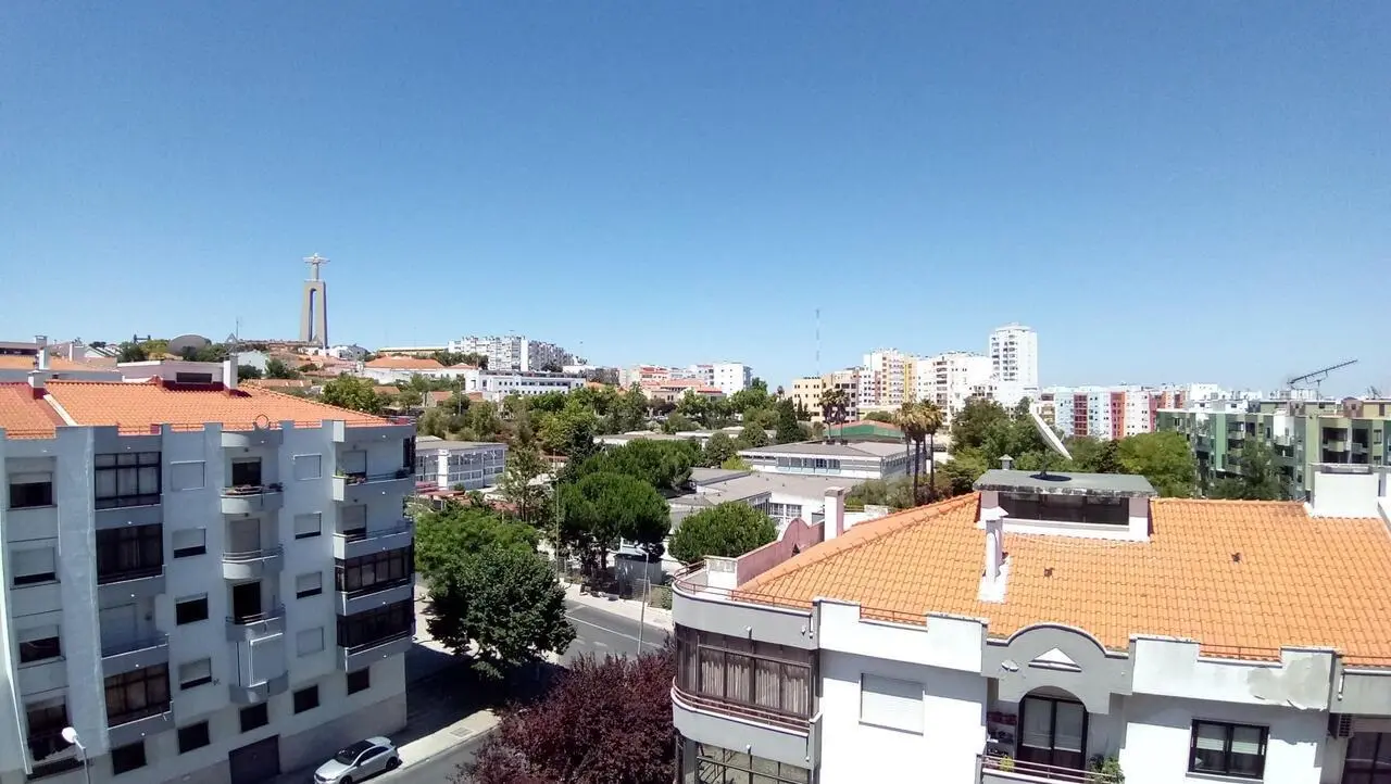 Lovely single bedroom in Almada