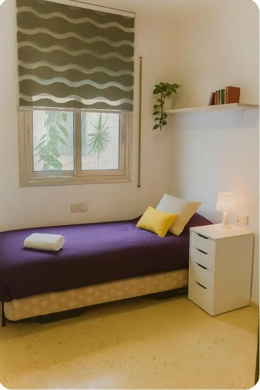 Erasmus Room · 135cm Bed · Study-Ready · All Bills Included