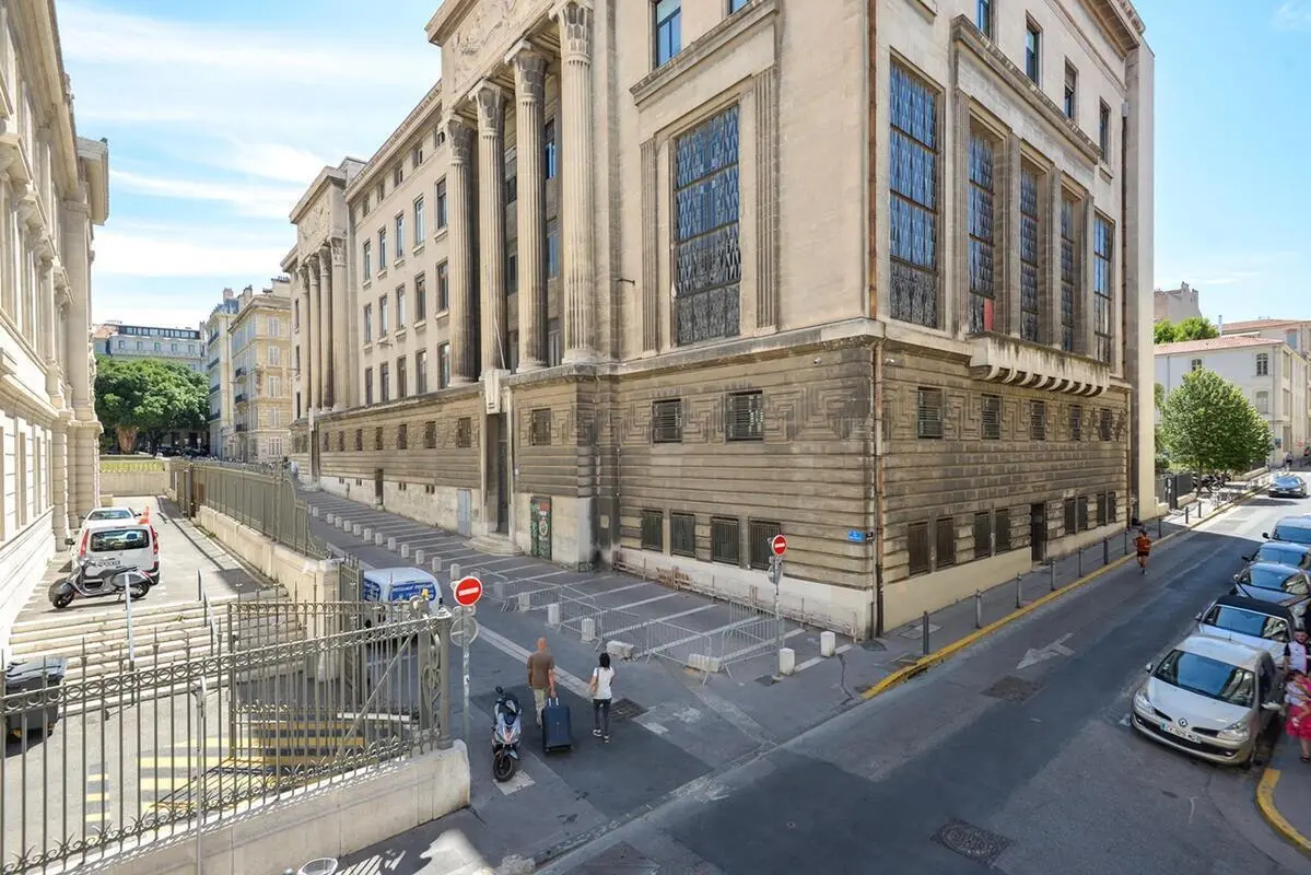 Modern and bright studio next to the Old Port of Marseille