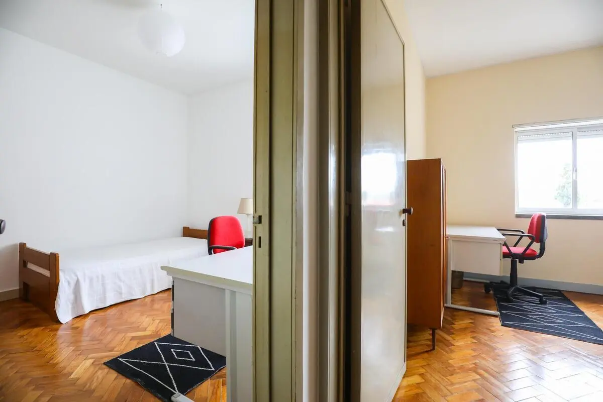 Comfortable and bright bedroom near ISEL University, in Lisbon