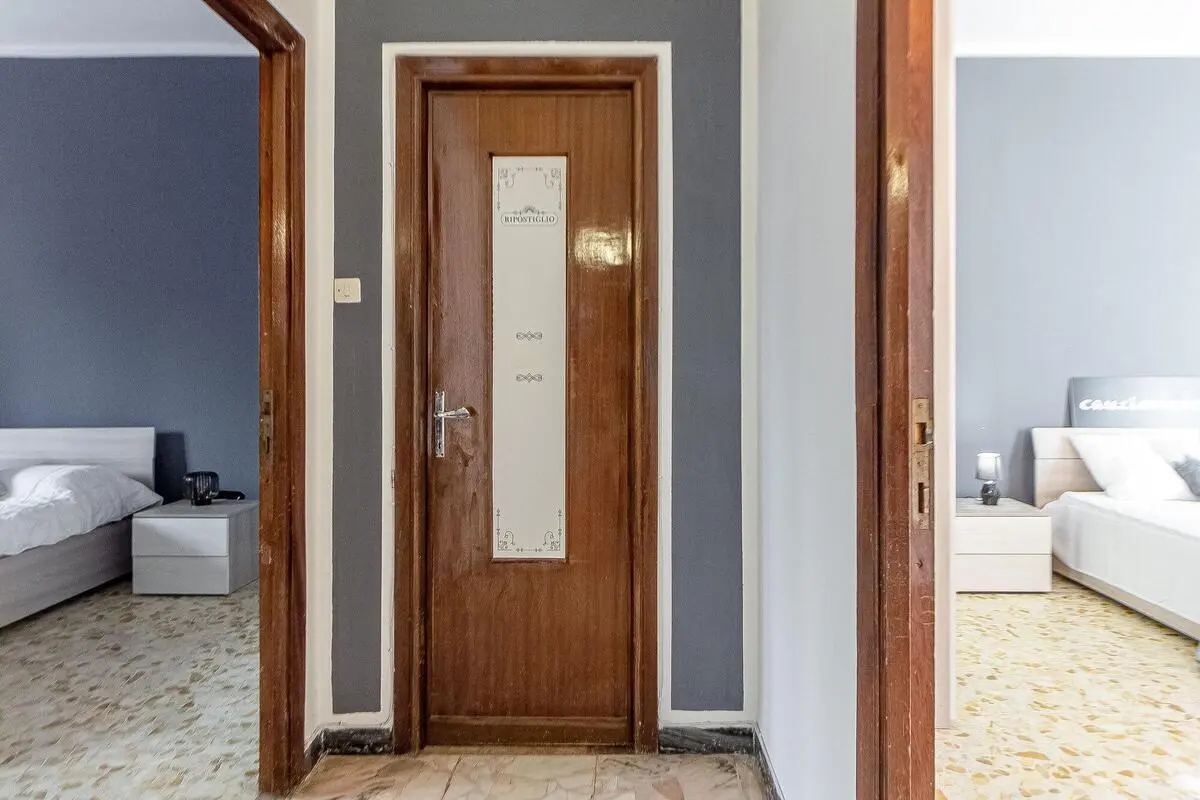 Shiny double bedroom near St Peter's gardens