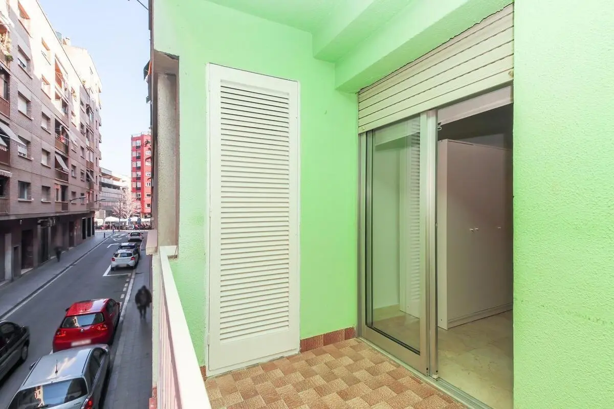 Attractive single bedroom in a property with balcony