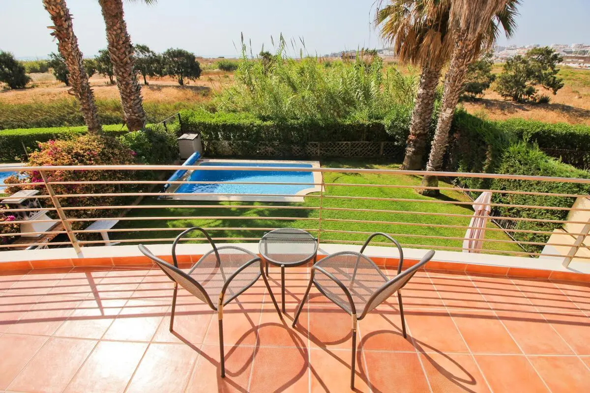 Charming twin bedroom next to Lagos train station