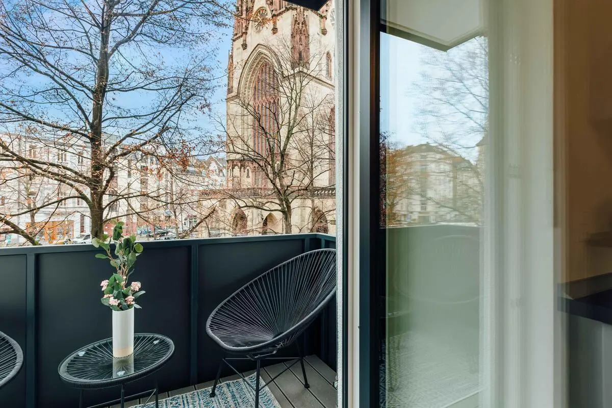 Bright single bedroom with balcony and TV