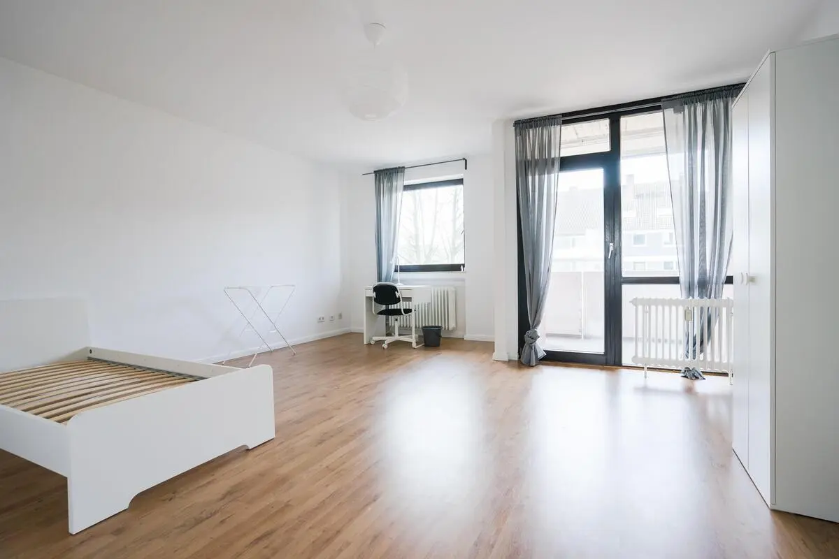 Cool single bedroom in a 4-bedroom apartment near Elbruchstraße train station