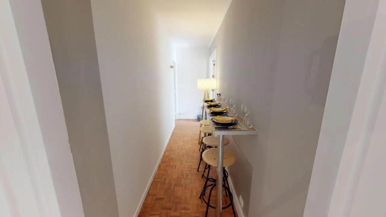 Appealing double bedroom in a student flat, in Prince–Marmottan