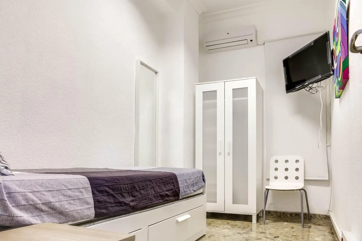 Lovely single bedroom near Av. del Cid metro station