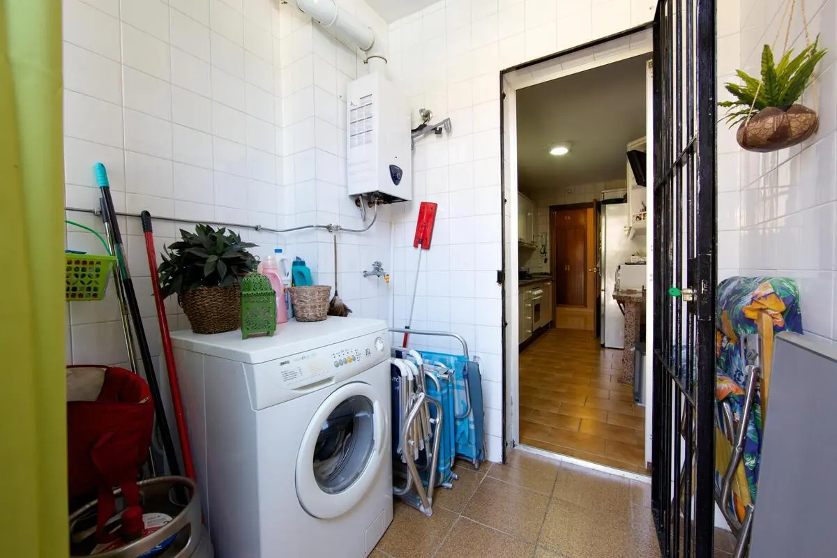 Adorable single bedroom in a 4-bedroom apartment in Parque Azahara