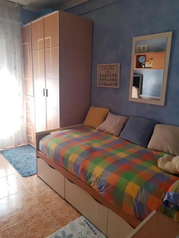 Single bed to rent for the summer or 10 months minimum from September