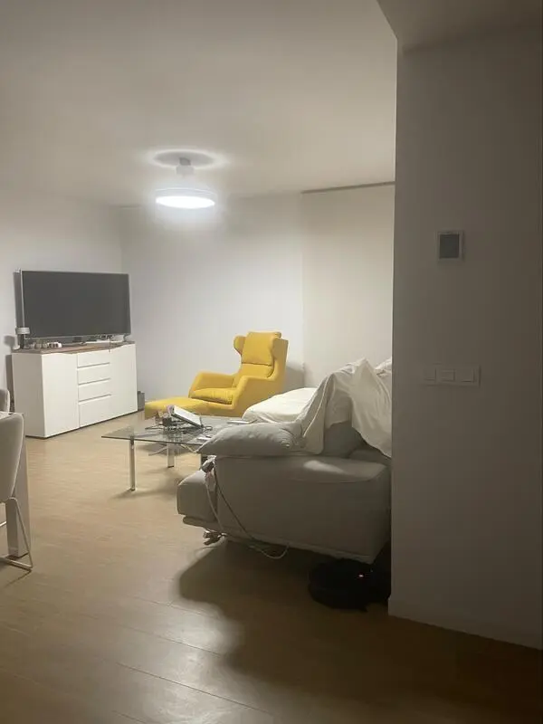 Bright single bedroom in 3 bedroom apartment