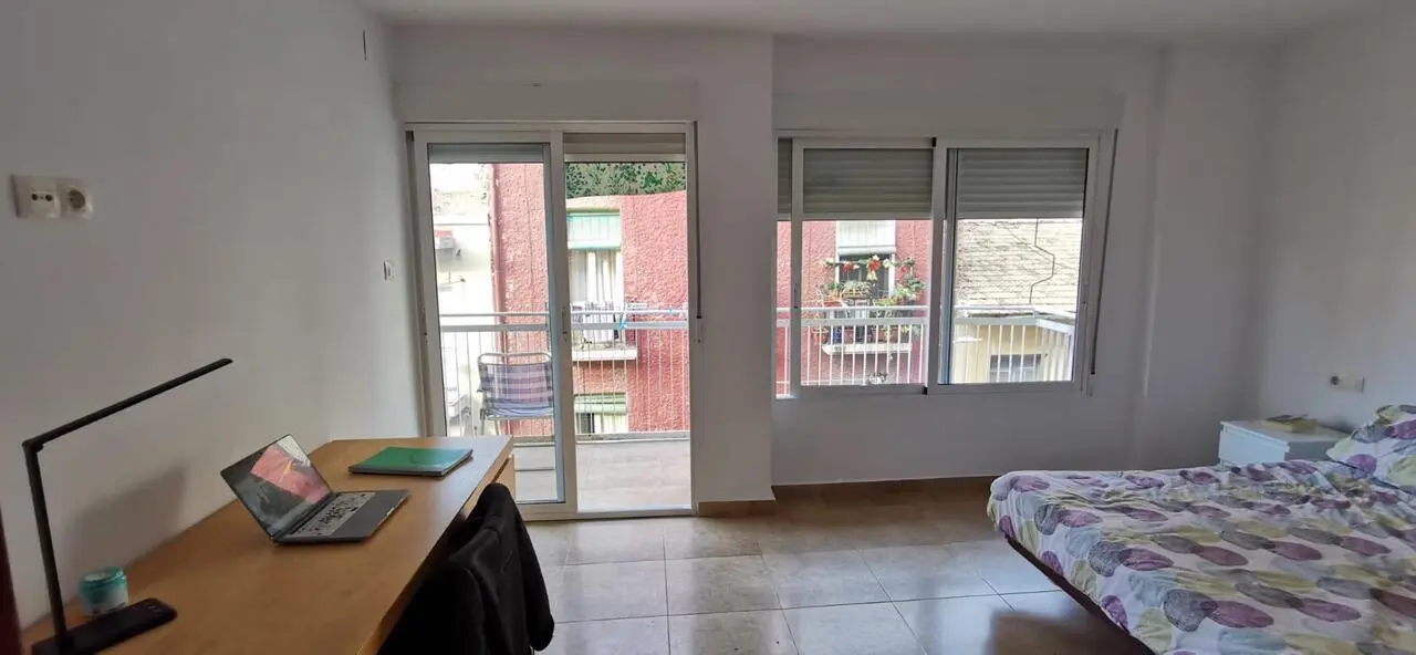 Double bedroom, with balcony, in 6-bedroom apartment