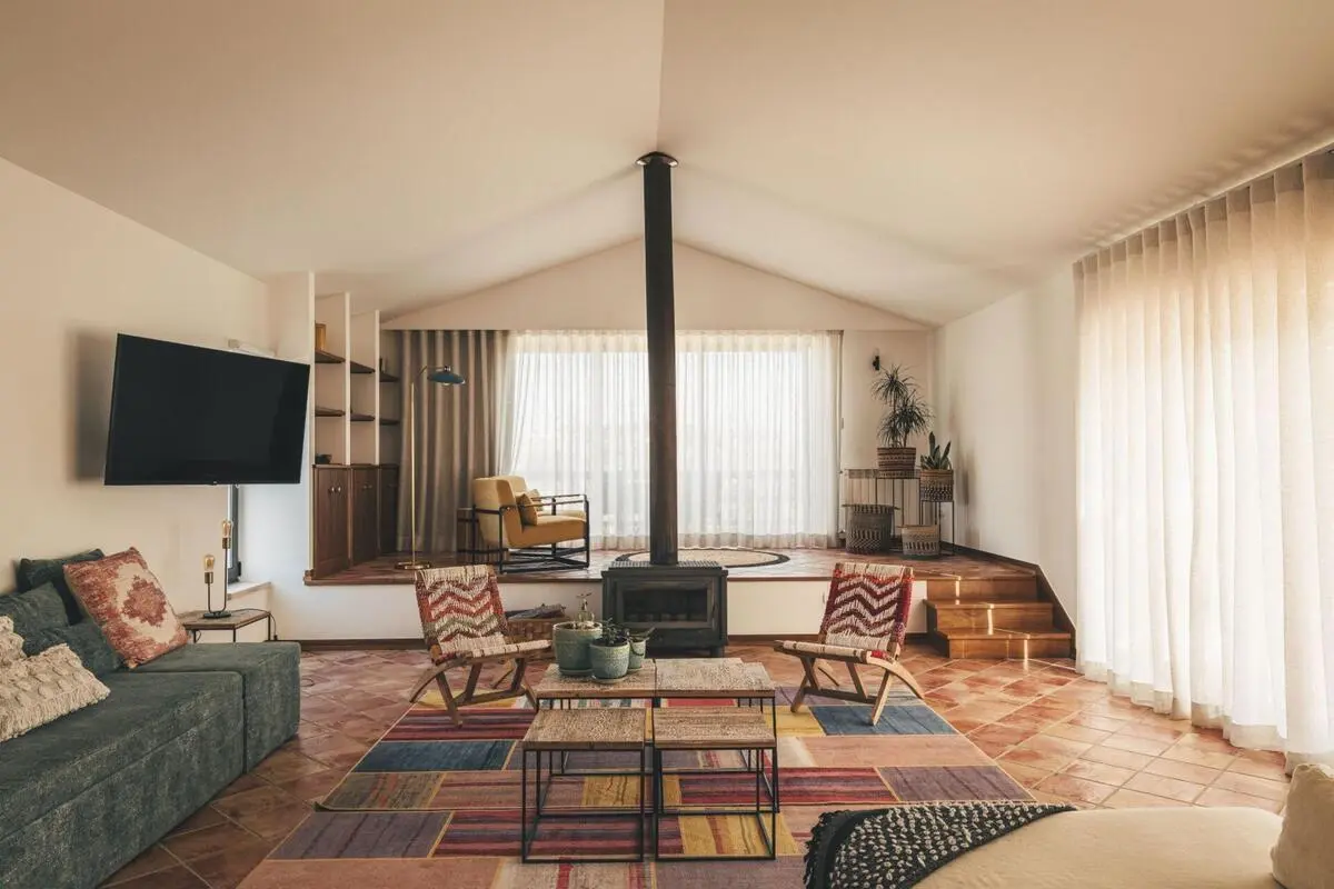 Stunning 3-Bedroom House with Pool near São Mamede Train Station