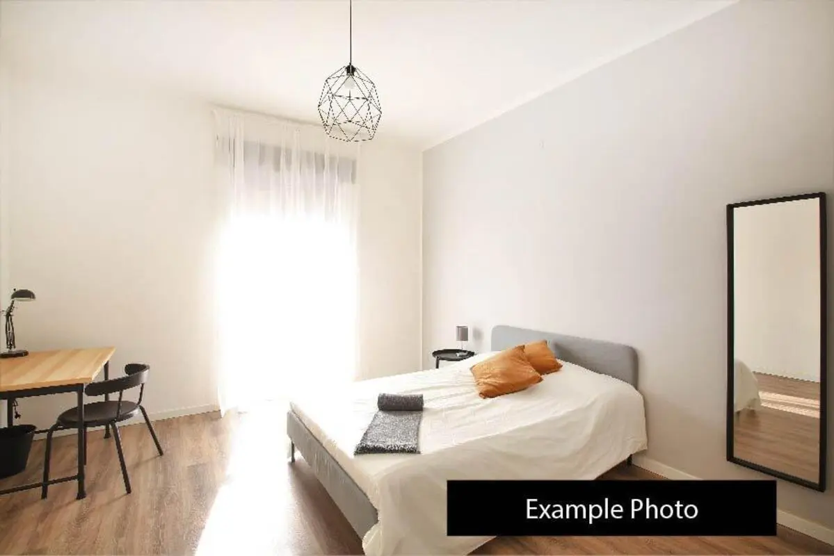 Bright bedroom in a 4-Bedroom apartment, near Parco Giardino Ducale Estense