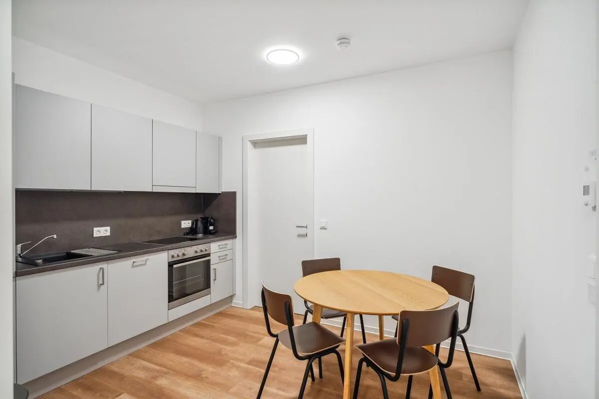 Decent single bedroom with shared terrace in Lend